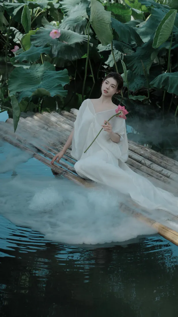 白衣持荷美女手机壁纸|林间荷塘竹筏水雾背景图片 - 森系氛围感「哲风壁纸」 白衣持荷美女手机壁纸|林间荷塘竹筏水雾背景图片 - 森系氛围感「哲风壁纸」