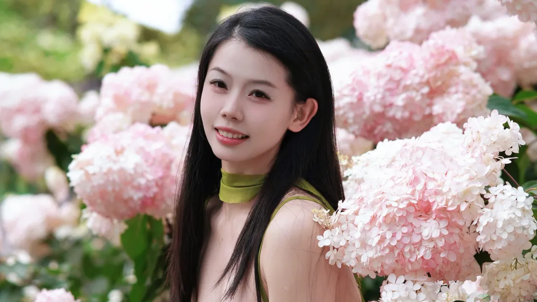 3k黑长直微笑美女壁纸｜粉白绣球花丛背景图片 - 初夏户外写真「哲风壁纸」
