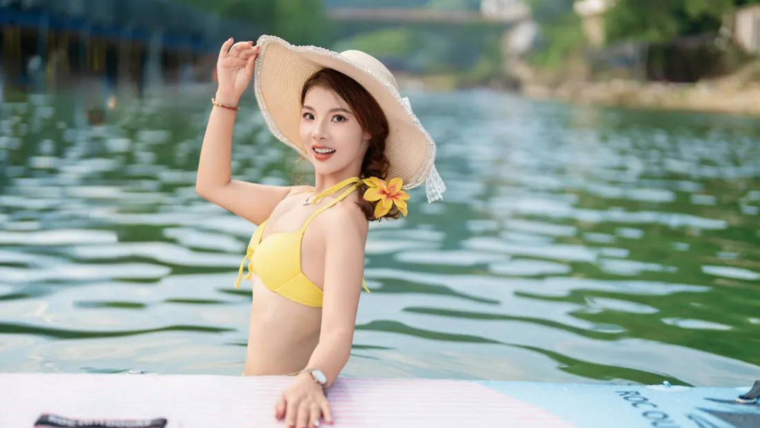 3k穿黄比基尼的美女壁纸｜夏日湖畔背景图片 - 清新阳光户外写真「哲风壁纸」