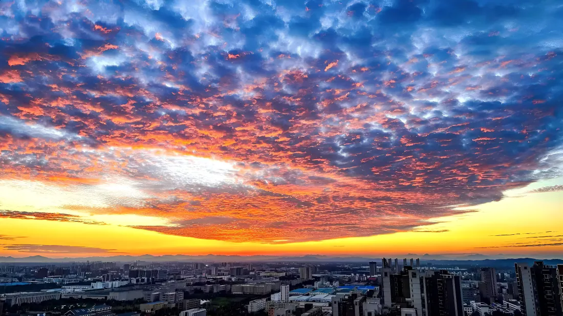 4k高空城市晚霞火烧云壁纸|绚烂天空背景图片 - 黄昏俯瞰城景「哲风壁纸」 4k高空城市晚霞火烧云壁纸|绚烂天空背景图片 - 黄昏俯瞰城景「哲风壁纸」