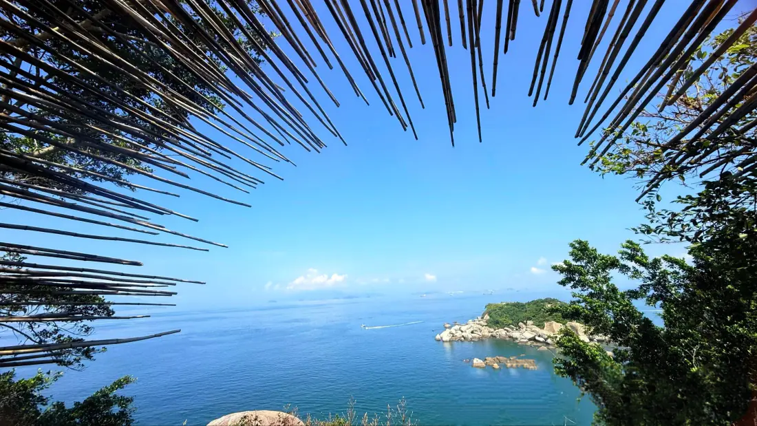 3k碧海蓝天壁纸｜竹帘观海背景图片 - 晴朗海岸礁石绿植风光「哲风壁纸」