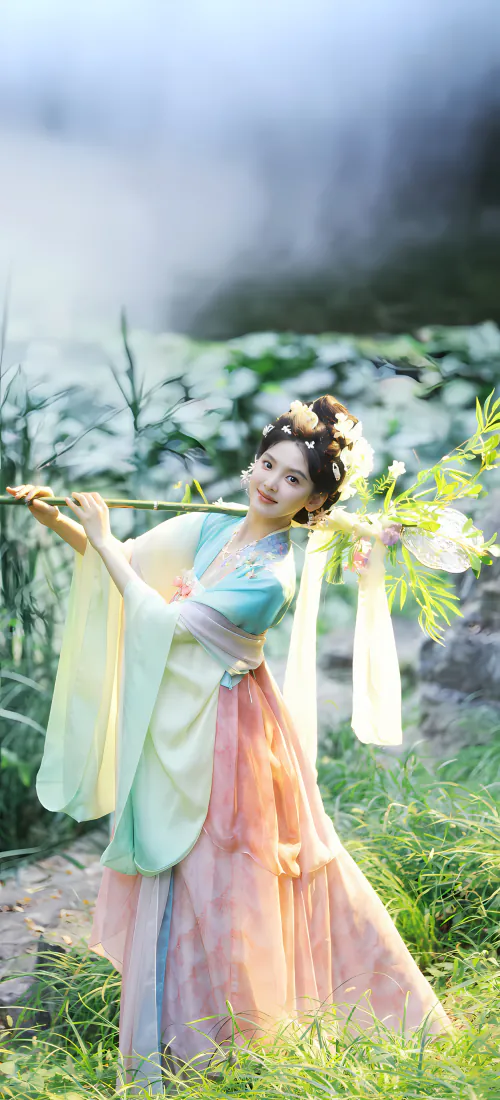 章若楠手机壁纸｜古风汉服户外背景图片 - 草地清新灵动古典写真「哲风壁纸」