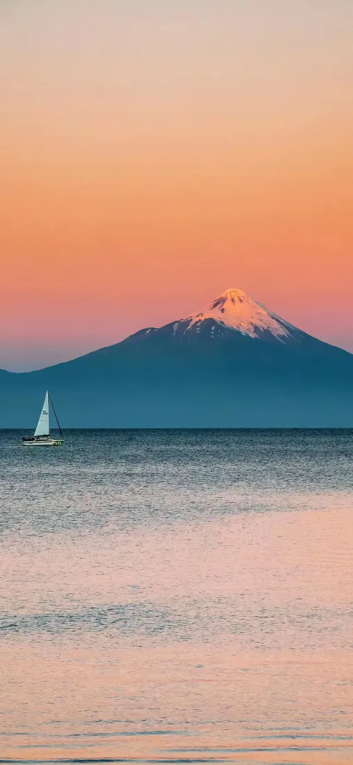 富士山日落海景手机壁纸｜橙粉渐变天空背景图片 - 开阔海面孤帆「哲风壁纸」