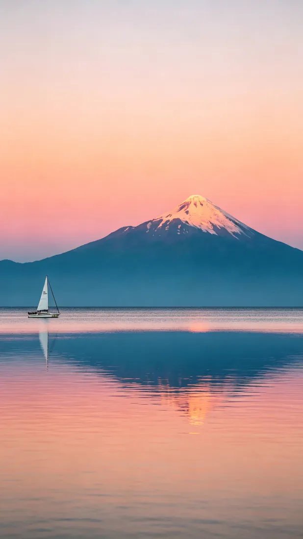 富士山手机壁纸｜黄昏湖面帆船倒影背景图片 - 粉橙渐变自然风景「哲风壁纸」