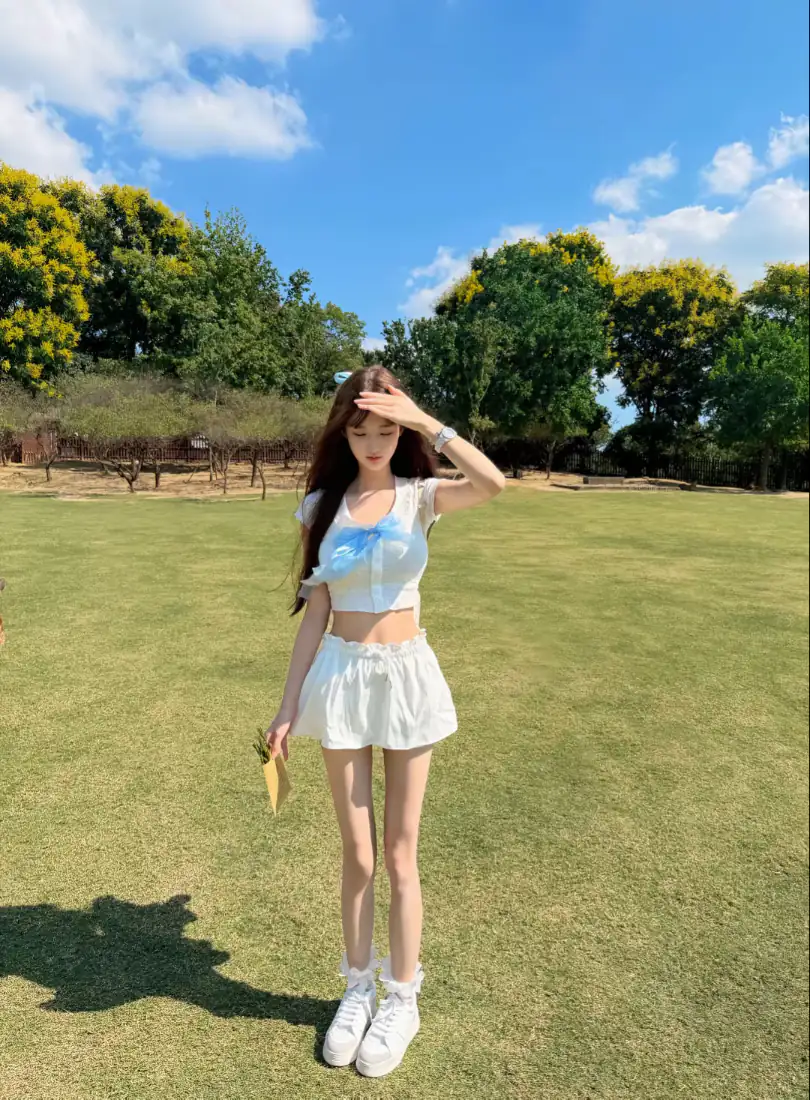 户外草坪白裙长发美女手机壁纸|晴天清新背景图片 - 蓝天白云绿树「哲风壁纸」 户外草坪白裙长发美女手机壁纸|晴天清新背景图片 - 蓝天白云绿树「哲风壁纸」