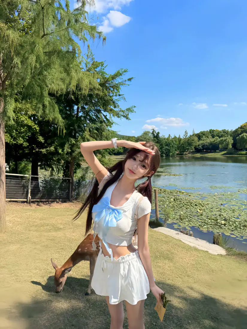 白裙少女手机壁纸｜湖边小鹿晴天背景图片 - 户外清新氛围感写真「哲风壁纸」