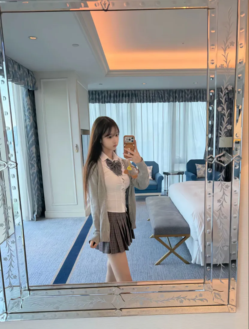 JK风少女手机壁纸｜酒店对镜自拍背景图片 - 日常穿搭「哲风壁纸」