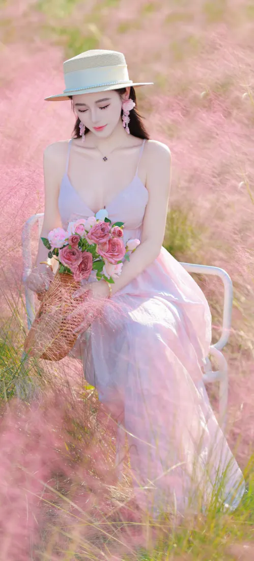粉黛乱子草花田少女手机壁纸|浅紫纱裙戴礼帽背景图片 - 手持玫瑰「哲风壁纸」 粉黛乱子草花田少女手机壁纸|浅紫纱裙戴礼帽背景图片 - 手持玫瑰「哲风壁纸」