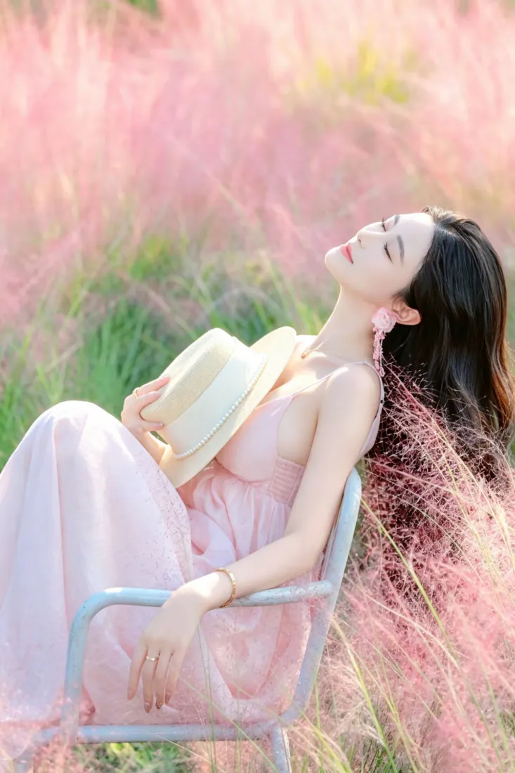 粉黛乱子草花田长裙美女手机壁纸|柔焦户外背景图片 - 氛围感写真「哲风壁纸」 粉黛乱子草花田长裙美女手机壁纸|柔焦户外背景图片 - 氛围感写真「哲风壁纸」