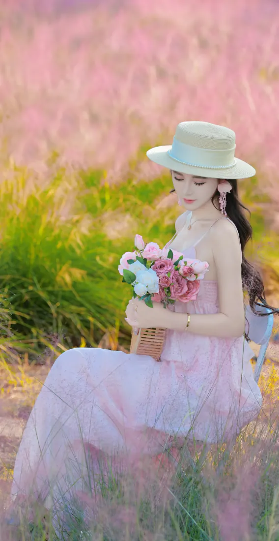 粉裙美女手机壁纸｜粉红花海背景图片 - 戴帽捧花温柔写真「哲风壁纸」