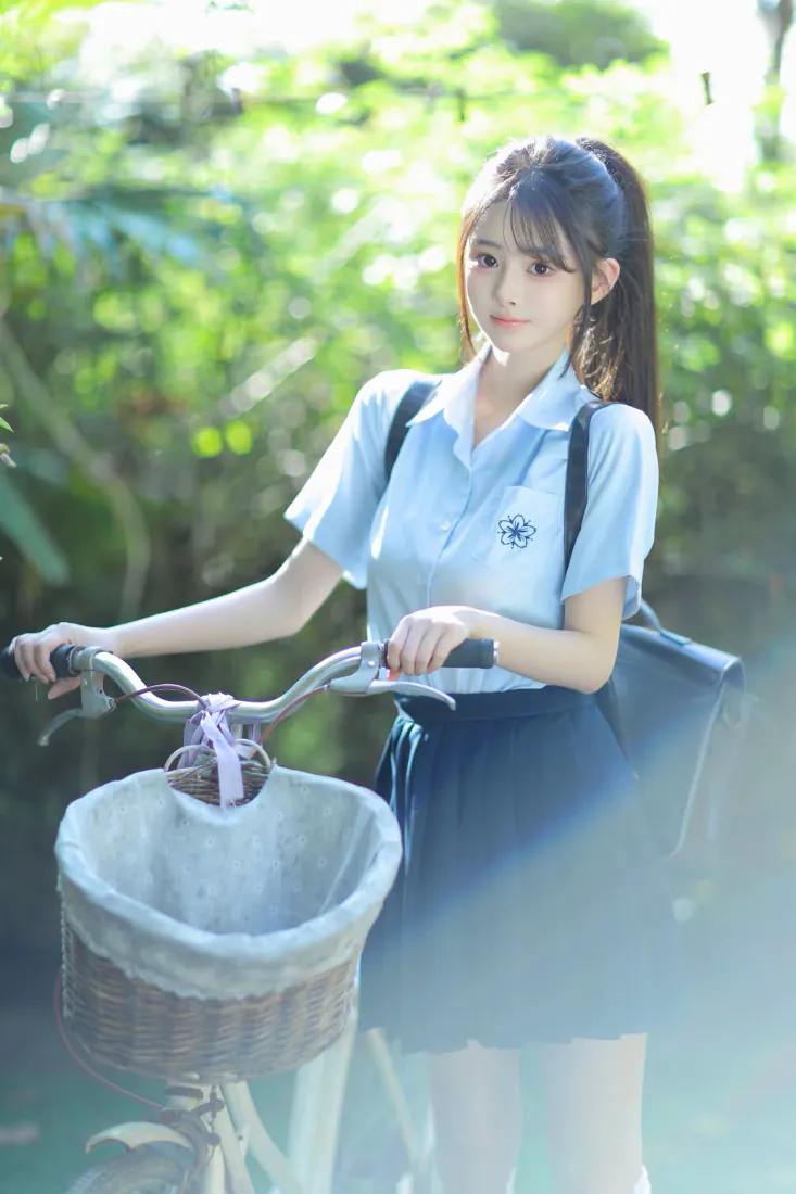 高马尾校服少女手机壁纸｜林间自行车清新背景图片 - 夏日阳光绿意「哲风壁纸」