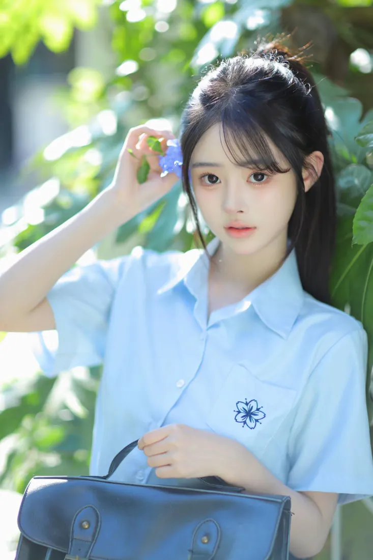校园清纯高马尾女生手机壁纸|夏日户外绿植背景图片 - 浅蓝校服写真「哲风壁纸」 校园清纯高马尾女生手机壁纸|夏日户外绿植背景图片 - 浅蓝校服写真「哲风壁纸」