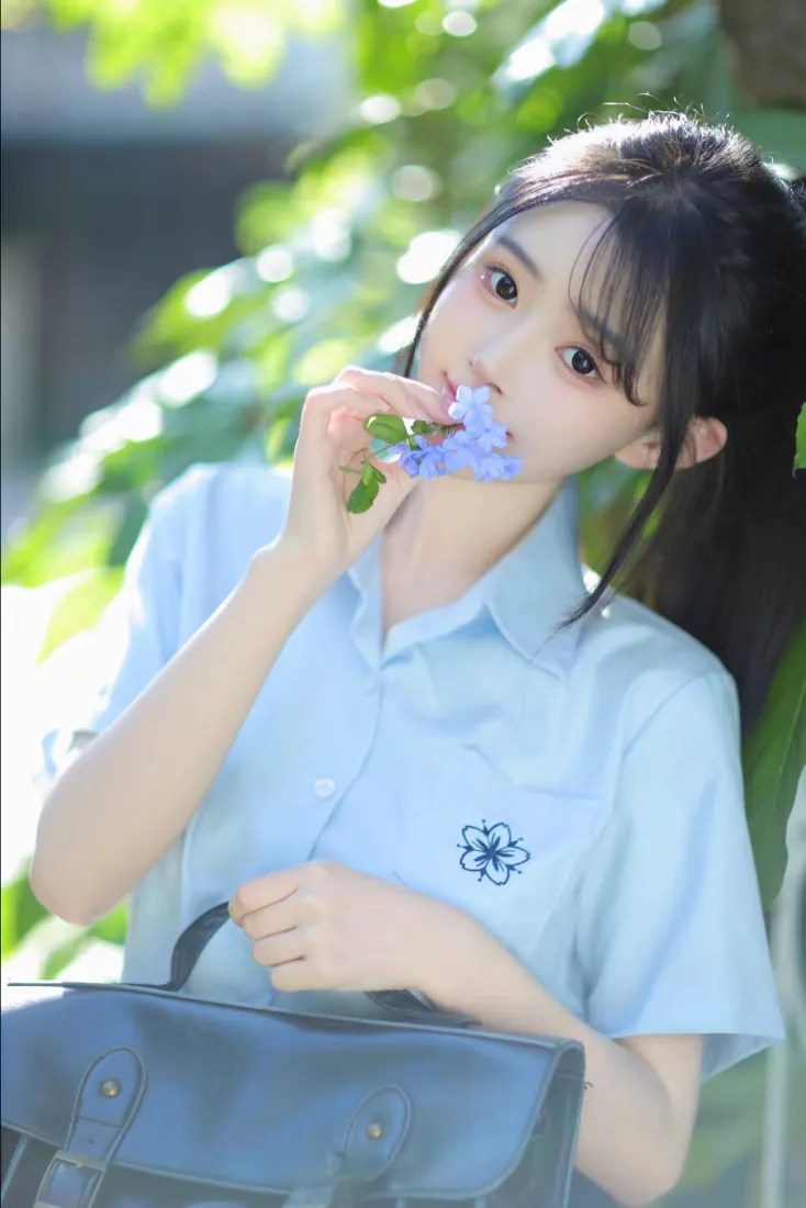 高马尾浅蓝校服少女手机壁纸｜树荫下持花背景图片 - 清新校园写真「哲风壁纸」