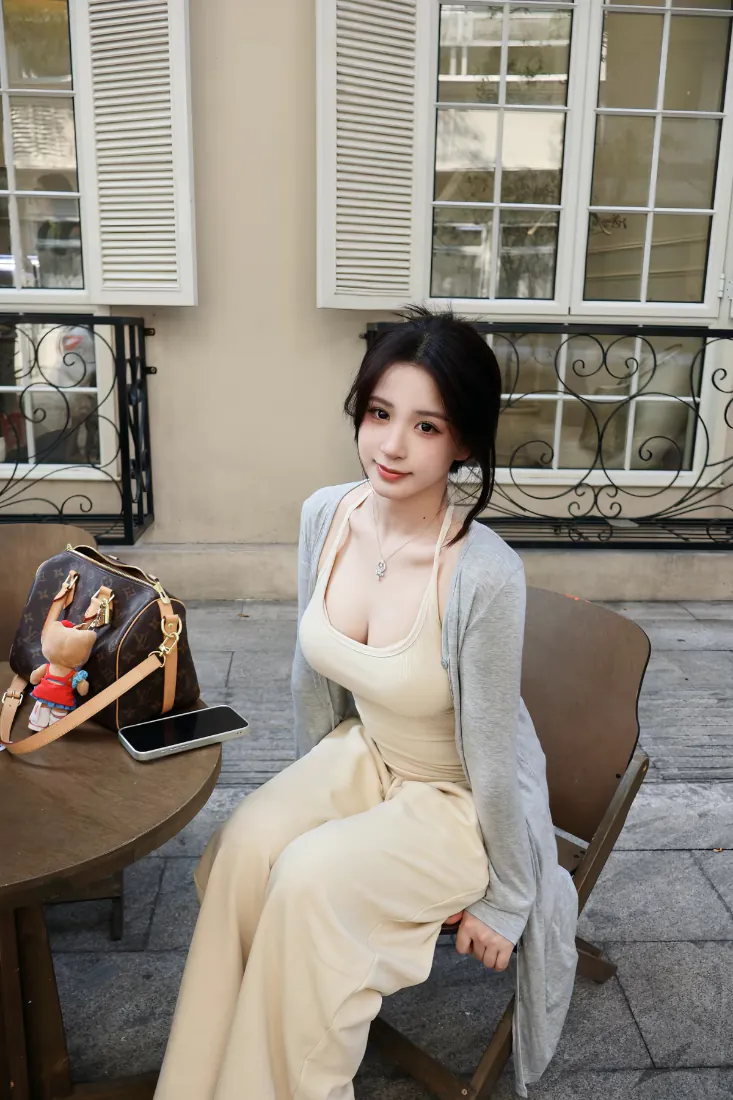 温婉气质美女手机壁纸|欧式休闲庭院背景图片 - 米白长裙浅灰开衫「哲风壁纸」 温婉气质美女手机壁纸|欧式休闲庭院背景图片 - 米白长裙浅灰开衫「哲风壁纸」