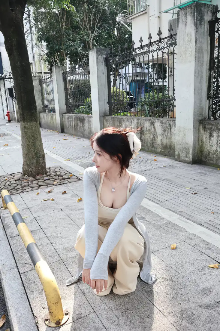 蹲姿街拍美女手机壁纸｜老小区人行道背景图片 - 浅灰开衫穿搭「哲风壁纸」