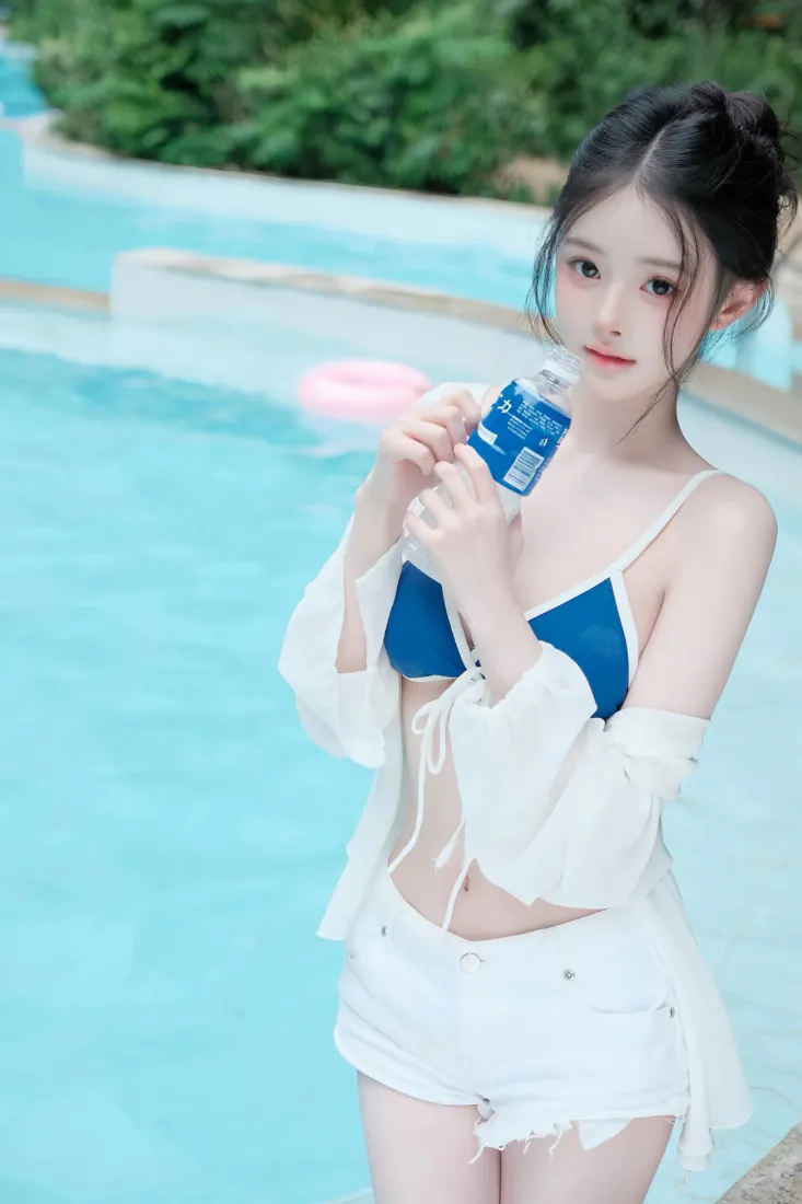 泳池边清纯少女手机壁纸|夏日清新蓝白泳装背景图片 - 手持粉冰棒「哲风壁纸」 泳池边清纯少女手机壁纸|夏日清新蓝白泳装背景图片 - 手持粉冰棒「哲风壁纸」