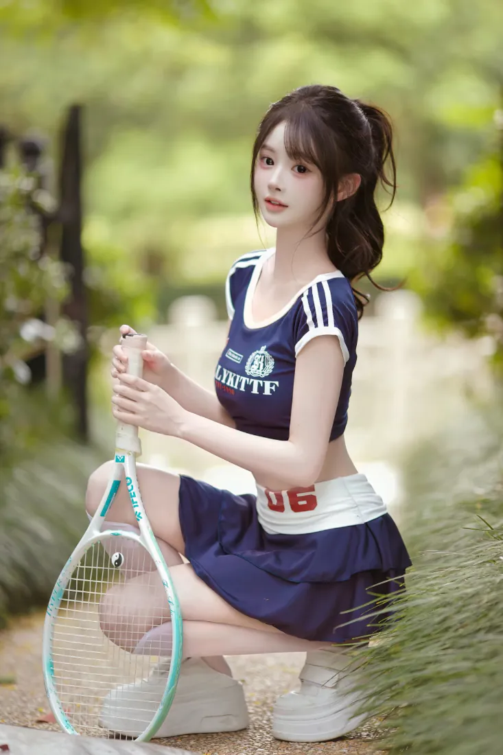 网球少女手机壁纸｜户外清新运动风背景图片 - 马尾藏青运动装写真「哲风壁纸」