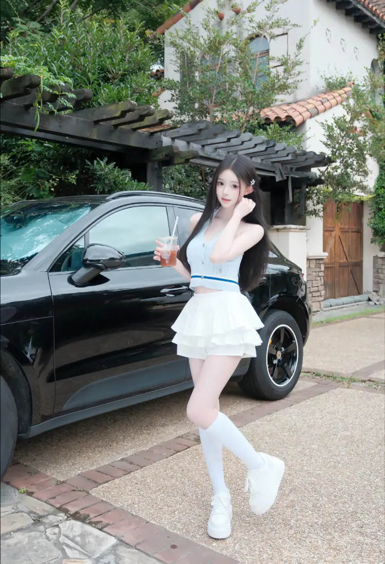 白衣长发美女手机壁纸｜绿植别墅庭院背景图片 - 黑车旁手持冰饮「哲风壁纸」