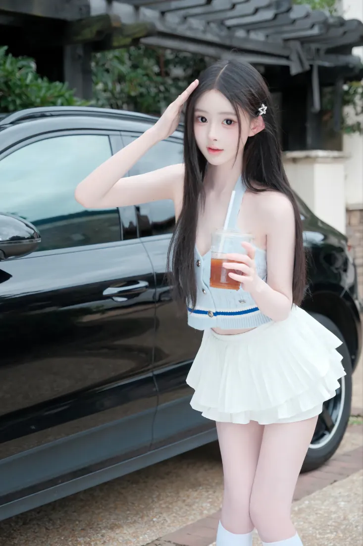 黑长直清纯少女手机壁纸｜户外庭院街拍背景图片 - 黑车旁手持冰饮「哲风壁纸」