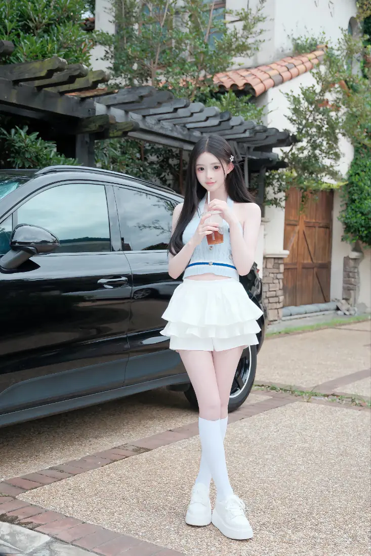 白衣长发清纯少女手机壁纸｜庭院黑车旁背景图片 - 手持冰饮白裙「哲风壁纸」