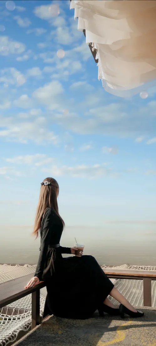 黑衣长发女生手机壁纸|蓝天观景台背景图片 - 热气球远眺开阔晴空「哲风壁纸」 黑衣长发女生手机壁纸|蓝天观景台背景图片 - 热气球远眺开阔晴空「哲风壁纸」