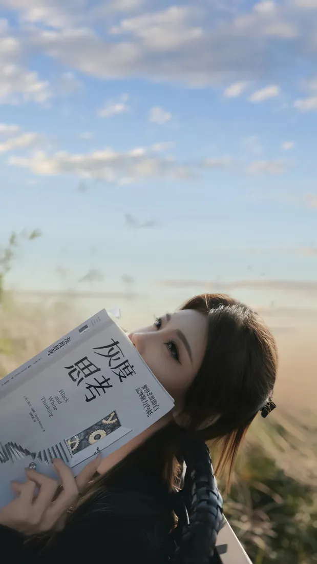 持书挡脸长发女生手机壁纸｜蓝天旷野背景图片 - 松弛治愈感「哲风壁纸」