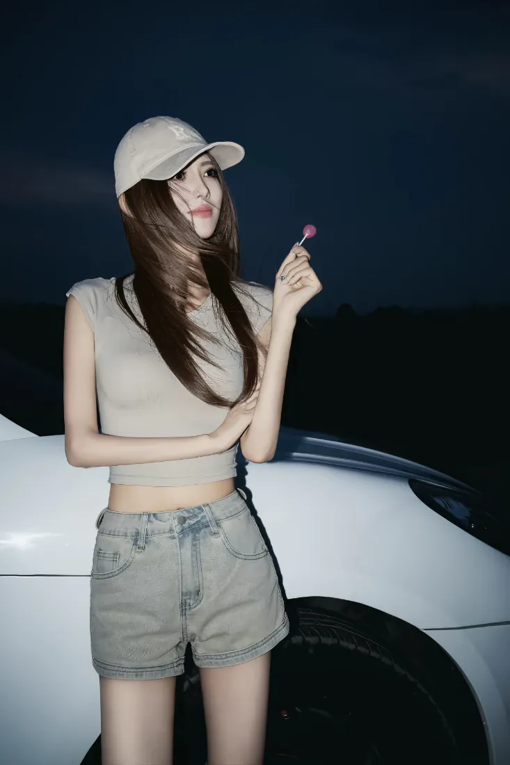 棒球帽露腰美女手机壁纸｜夜晚白车旁背景图片 - 休闲时尚穿搭「哲风壁纸」