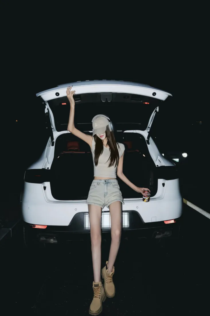 夜景白车长腿女生手机壁纸｜暗调胶片车尾背景图片 - 休闲穿搭造型「哲风壁纸」
