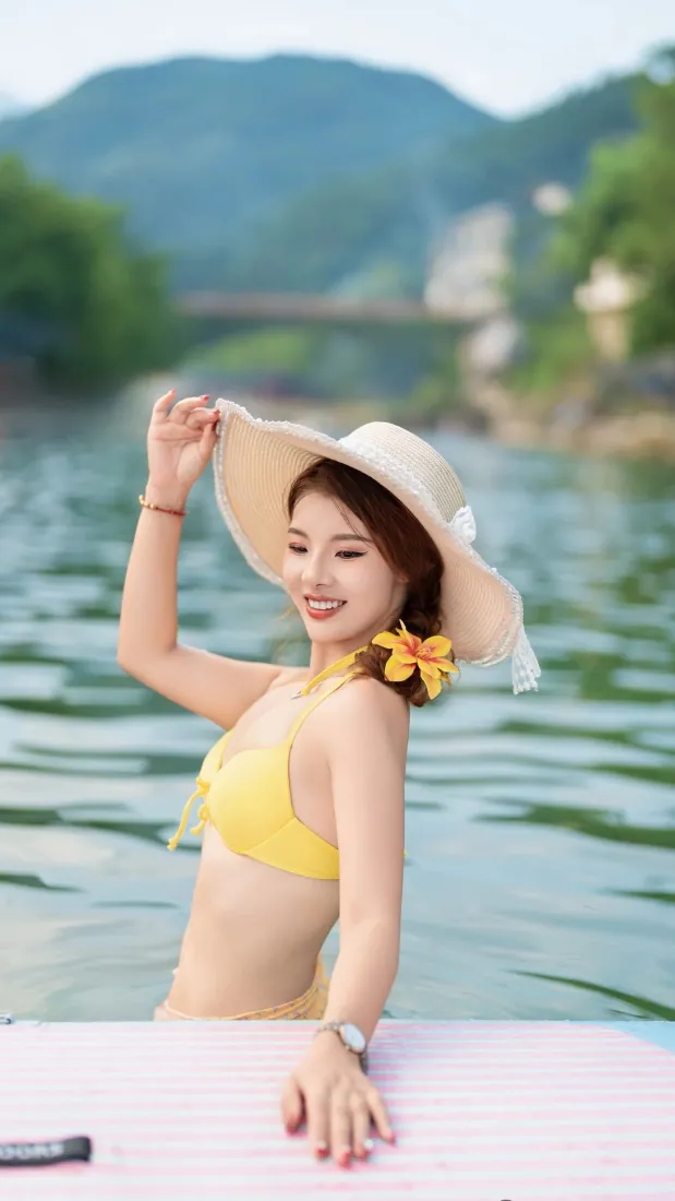 黄色比基尼美女手机壁纸|湖畔青山背景图片 - 夏日遮阳帽写真「哲风壁纸」 黄色比基尼美女手机壁纸|湖畔青山背景图片 - 夏日遮阳帽写真「哲风壁纸」