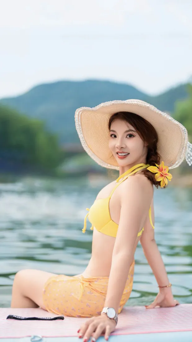 黄衣比基尼美女手机壁纸｜户外湖岸山水背景图片 - 宽檐遮阳帽写真「哲风壁纸」