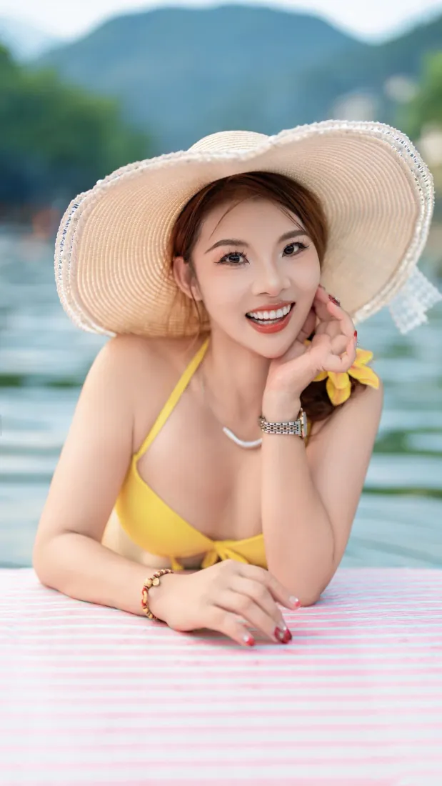 戴遮阳帽泳装美女手机壁纸｜湖边夏日户外背景图片 - 灿烂明媚笑颜「哲风壁纸」