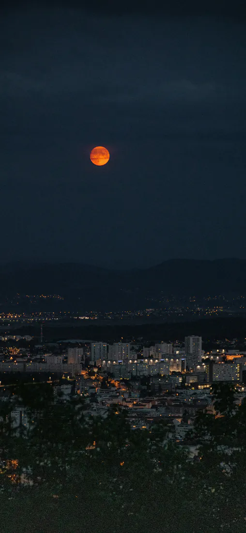 夜空红日手机壁纸｜远山城区灯火背景图片 - 静谧清晨郊野自然风光「哲风壁纸」