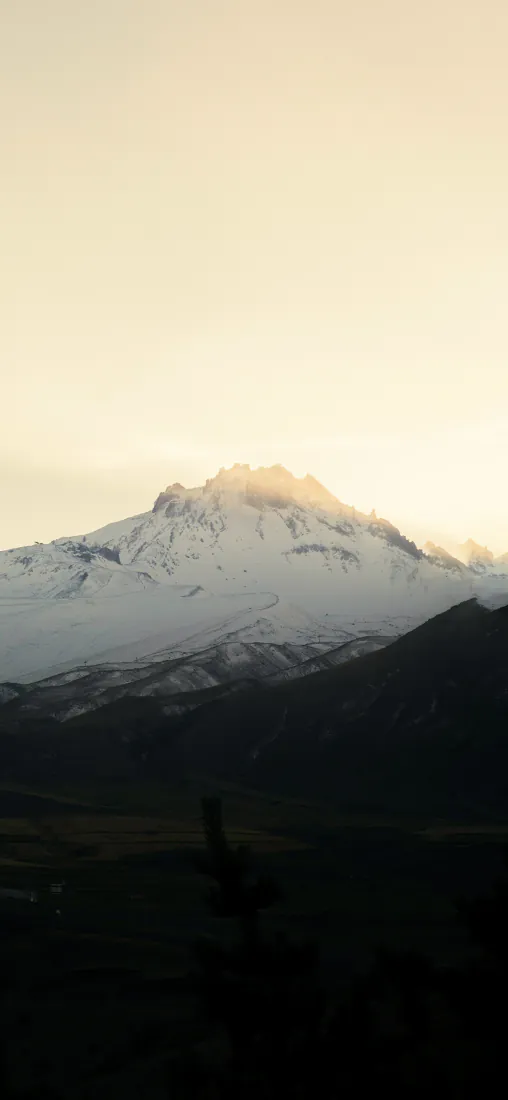 日照金山雪山手机壁纸|暖黄晴空山野风光背景图片 - 逆光静谧山景「哲风壁纸」 日照金山雪山手机壁纸|暖黄晴空山野风光背景图片 - 逆光静谧山景「哲风壁纸」