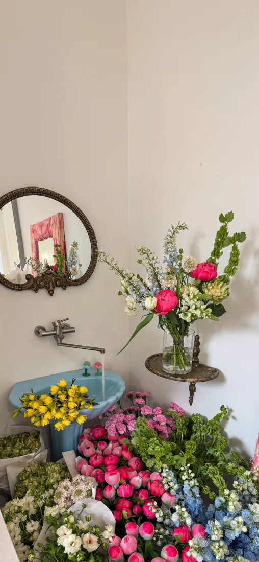 缤纷多彩花束手机壁纸｜花店室内鲜花背景图片 - 温馨花艺场景「哲风壁纸」