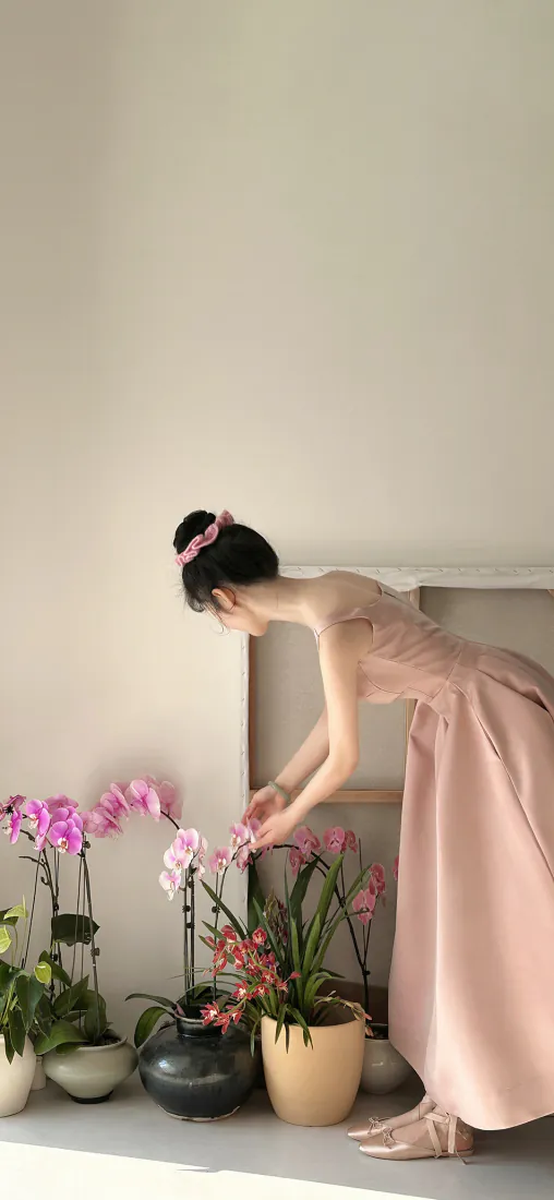 粉裙温婉女子手机壁纸|室内打理蝴蝶兰背景图片 - 柔暖氛围感「哲风壁纸」 粉裙温婉女子手机壁纸|室内打理蝴蝶兰背景图片 - 柔暖氛围感「哲风壁纸」