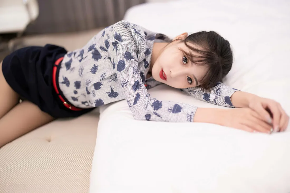 3k居家写真美女壁纸｜白色沙发趴姿背景图片 - 清新穿搭氛围感「哲风壁纸」
