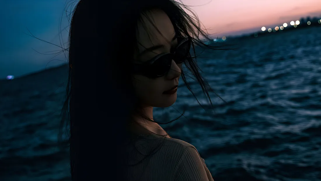 4k海边暮色长发美女壁纸｜戴墨镜氛围感背景图片 - 黄昏海面侧影「哲风壁纸」