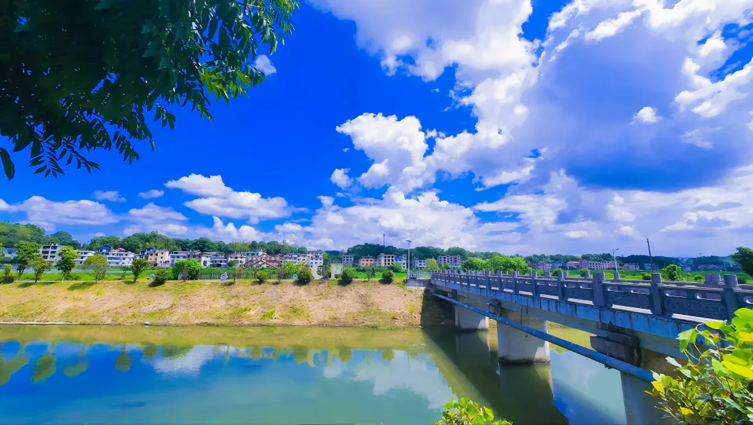 4k郊野河流壁纸｜澄澈蓝天背景图片 - 白云桥梁岸畔晴日自然景致「哲风壁纸」