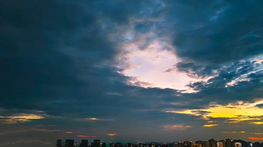 4k暮色下的城市天空壁纸｜粉云晚霞黄昏背景图片 - 城市建筑剪影「哲风壁纸」