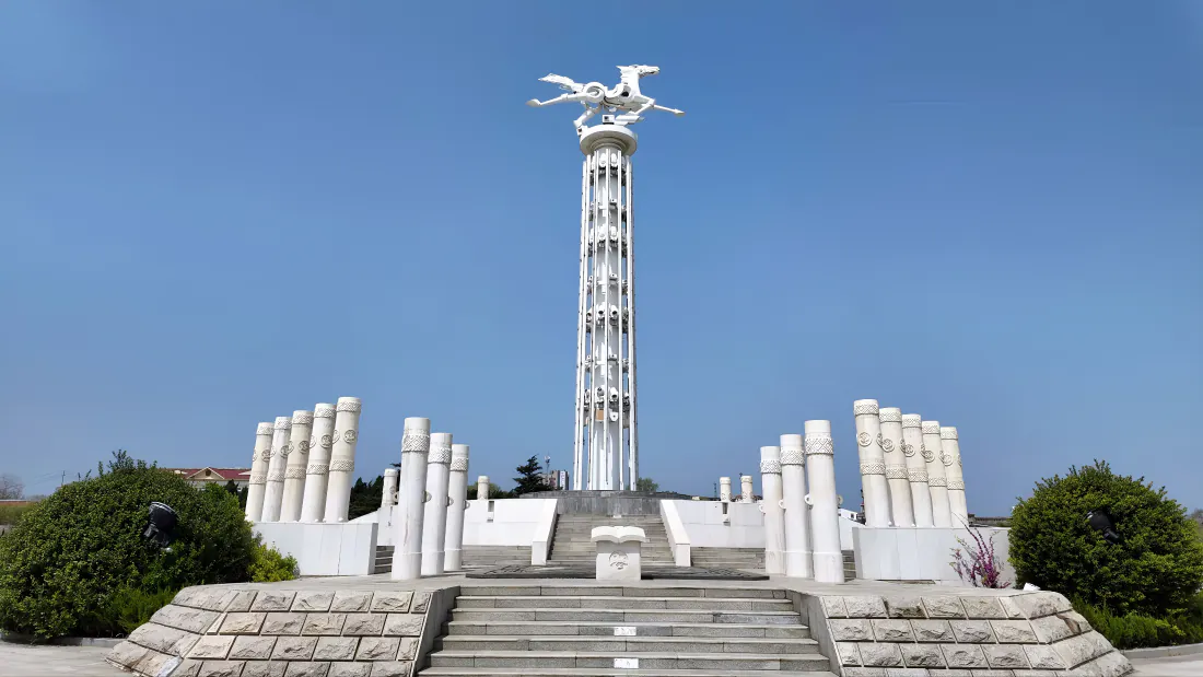 4k养马岛天马广场壁纸｜白色雕塑石阶蓝天背景图片 - 烟台地标「哲风壁纸」