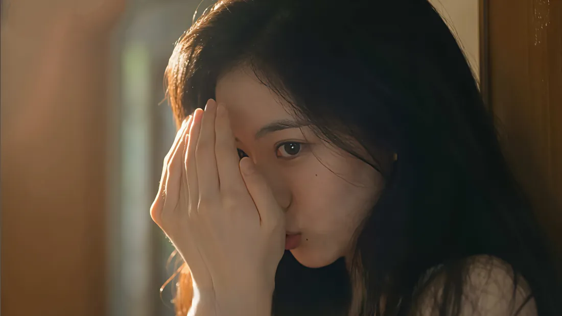 4k黑长直美女壁纸｜暖光逆光背景图片 - 手挡脸情绪氛围感人像「哲风壁纸」