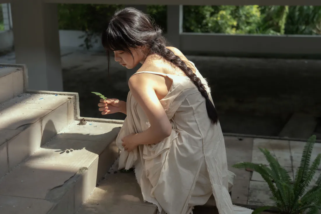 4k光影人像壁纸|窗边白衣麻花辫少女背景图片 - 夏日暖光氛围感「哲风壁纸」 4k光影人像壁纸|窗边白衣麻花辫少女背景图片 - 夏日暖光氛围感「哲风壁纸」