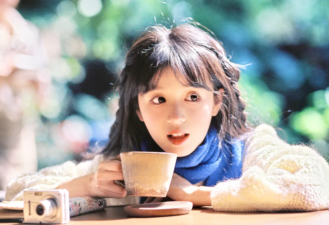 3k阳光下的开心少女壁纸|户外咖啡休闲背景图片 - 蓝围巾写真「哲风壁纸」 3k阳光下的开心少女壁纸|户外咖啡休闲背景图片 - 蓝围巾写真「哲风壁纸」