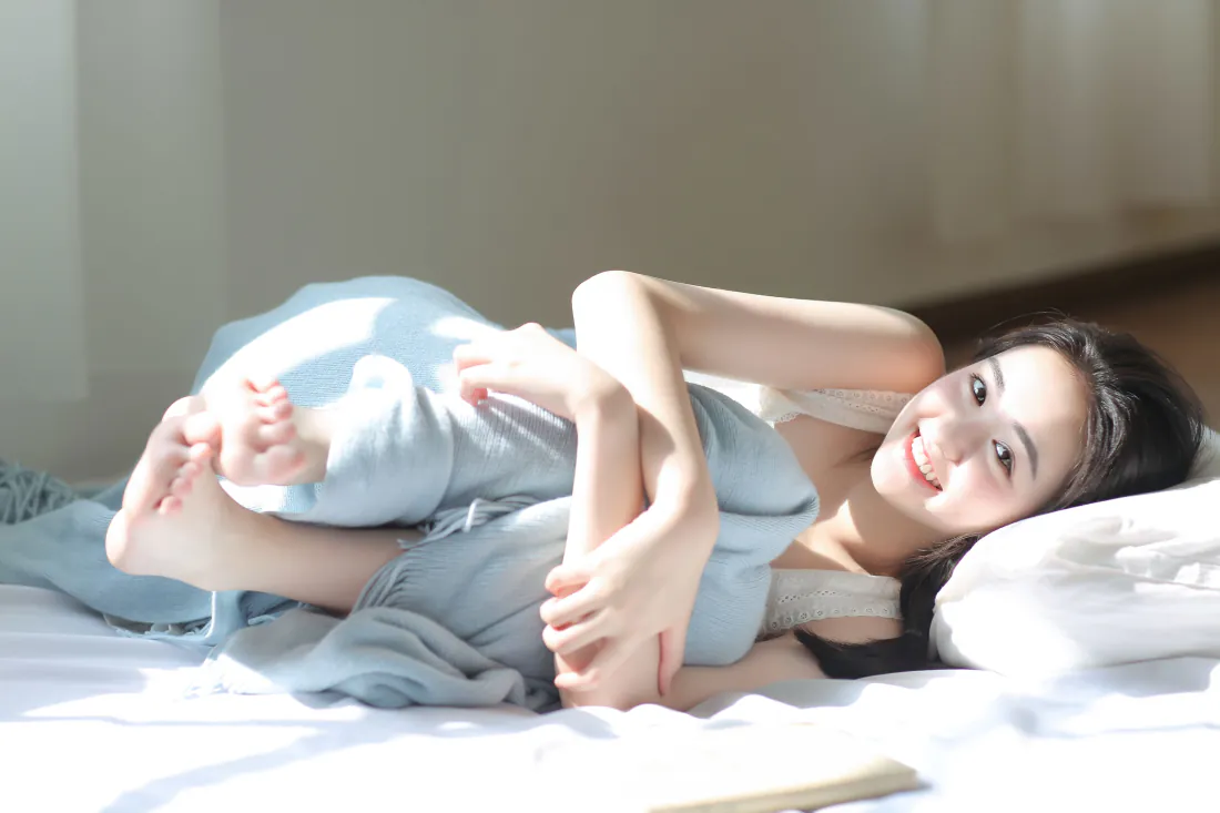 4k微笑小妹壁纸｜卧室床上清新居家写真背景图片 - 柔和自然光「哲风壁纸」