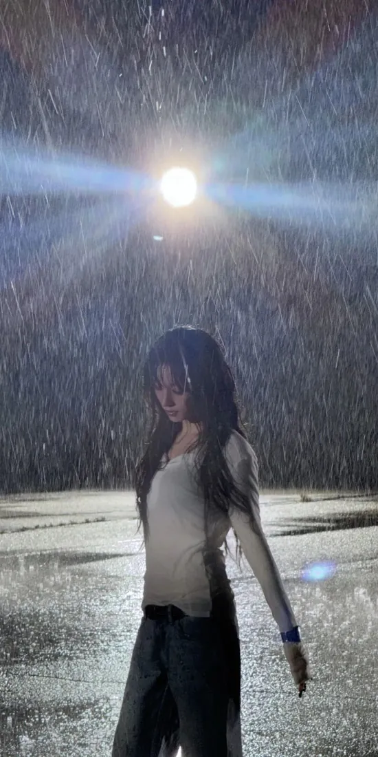 美女手机壁纸｜雨夜逆光长发少女背景图片 - 朦胧氛围感「哲风壁纸」