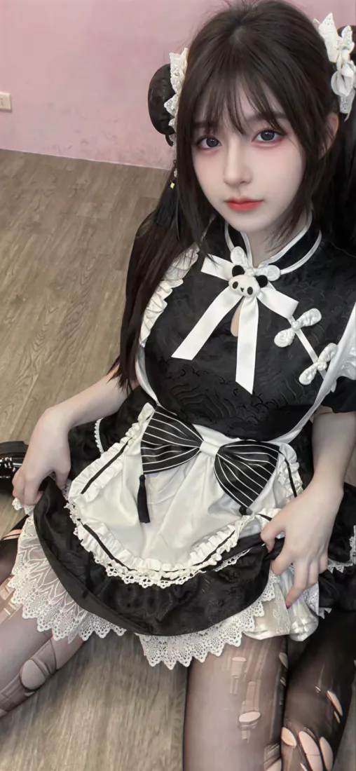 女仆装美女手机壁纸｜室内木地板女仆造型背景图片 - 甜酷性感「哲风壁纸」