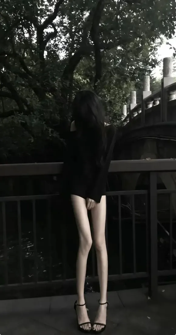 美女手机壁纸｜户外黑衣长腿女生背景图片 - 暗黑氛围感「哲风壁纸」