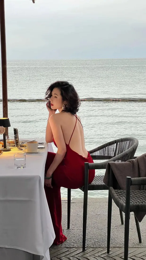 露背红裙美女手机壁纸｜海边露台餐厅背景图片 - 复古优雅氛围「哲风壁纸」