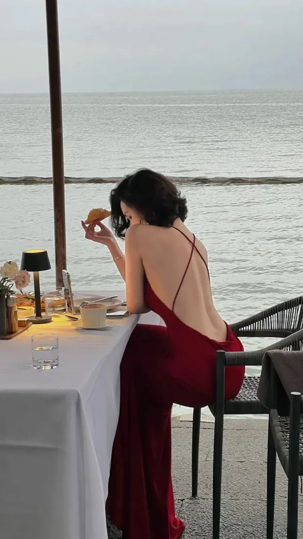 露背红裙美女手机壁纸｜海边露台用餐背景图片 - 优雅浪漫「哲风壁纸」