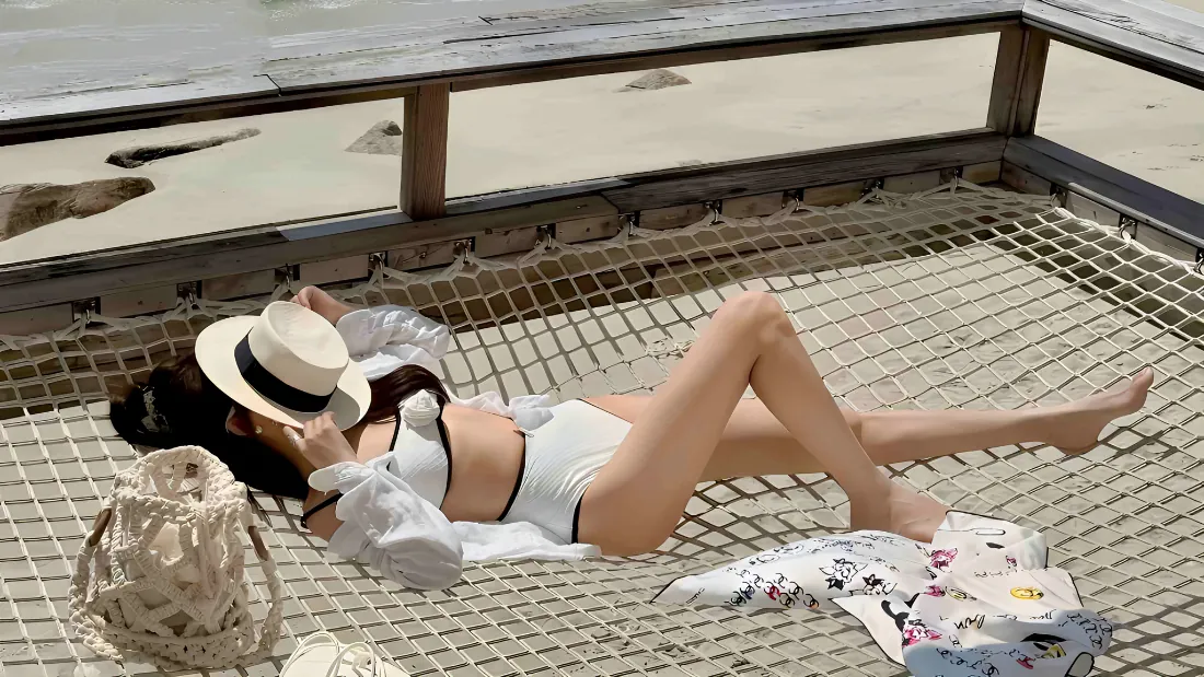 2k美女壁纸｜海边吊床比基尼写真背景图片 - 清新夏日「哲风壁纸」